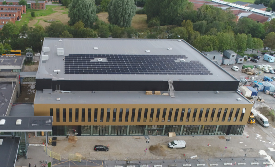 Solcelleanlæg på Royal Stage i Hillerød – erhvervsinstallation udført af X-Sol Danmark