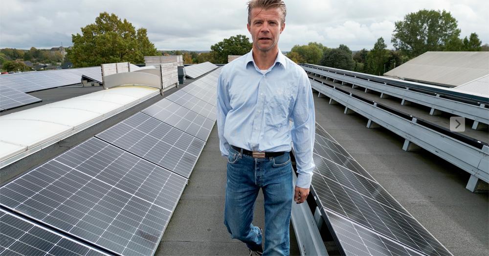 Michael Withander foran solcelleanlæg på tag – foredrag om solceller og grøn energi